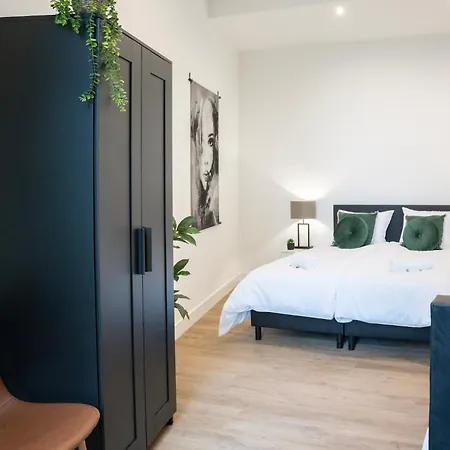 Spacious In Bed And Coffe דירה