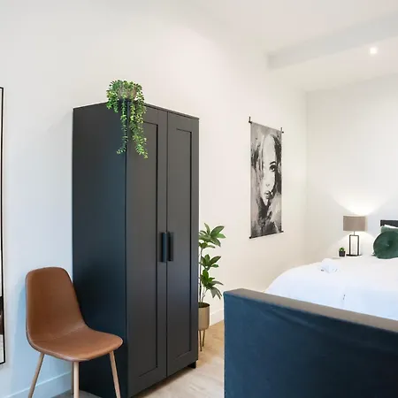Spacious In Bed And Coffe דירה